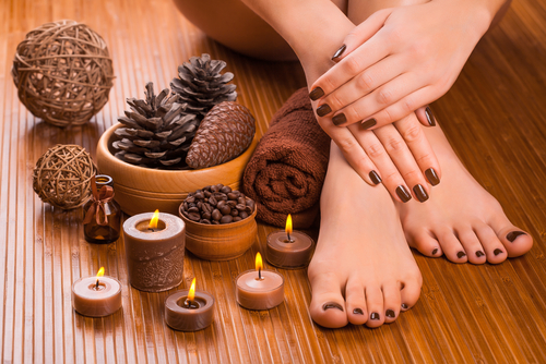 Manicure vs Pedicure 